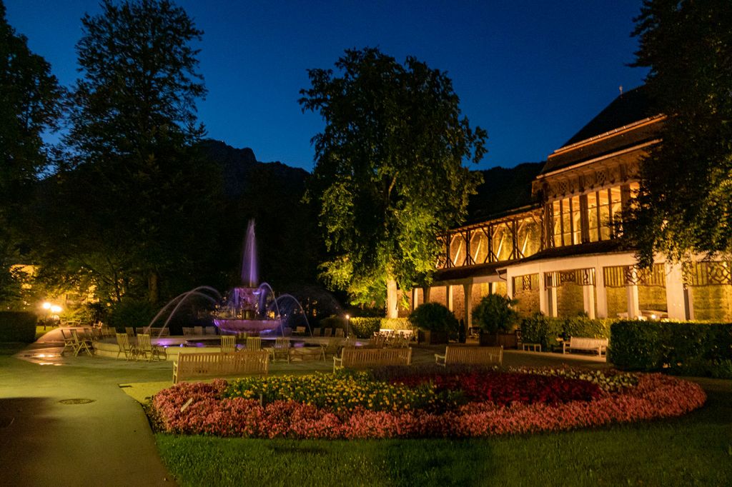 Gradierhaus  - Vor dem Gradierhaus liegt der AlpenSole Brunnen. Hier kannst Du tagsüber ruhen und die gute AlpenSole-Luft einatmen. - © alpintreff.de - Christian Schön